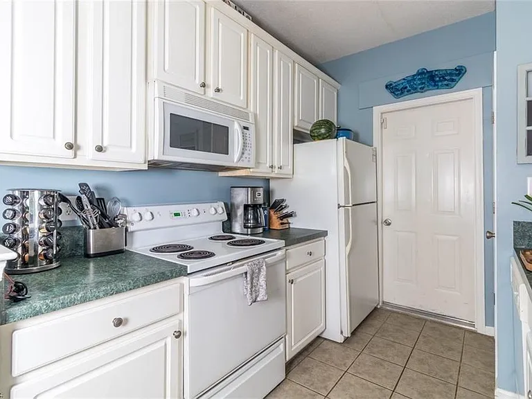 621 Barberton Dr — Photo 7