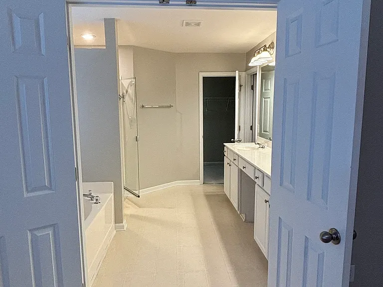 Master bathroom, with two sinks, a bath tub and a shower.