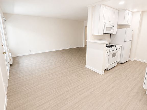 5th image of 534 N Hayworth Ave APT 104
