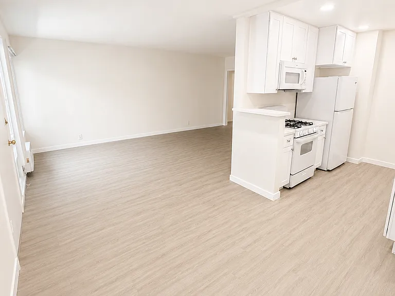 534 N Hayworth Ave #104 — Photo 5