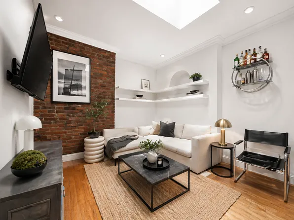 102 Christopher St, New York, NY