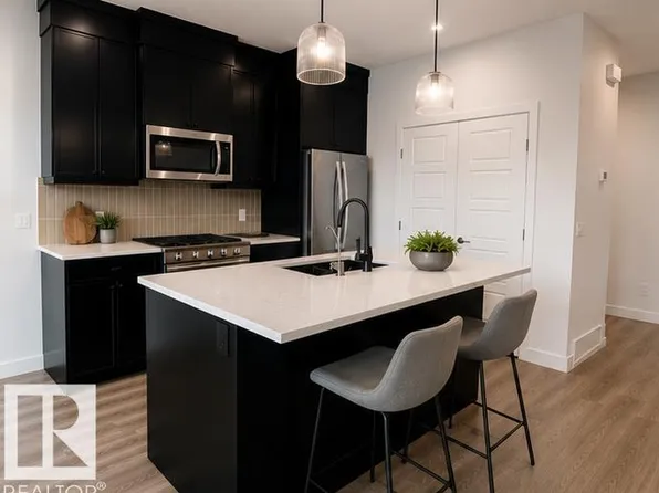 5311 Hawthorn Way SW, Edmonton, AB T6X 3C1