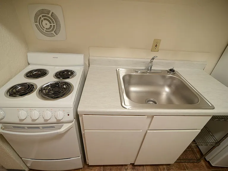 Melrose Court Apartments — Photo 8