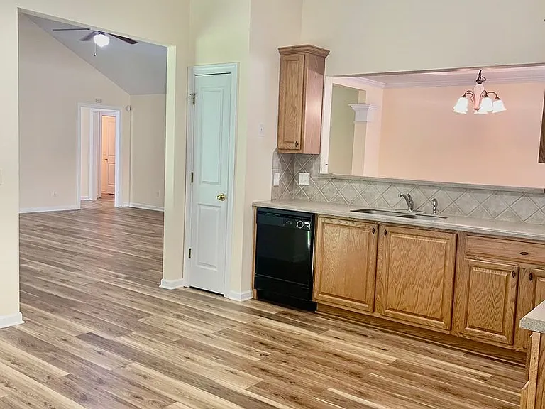 373 Southgate Dr — Photo 10