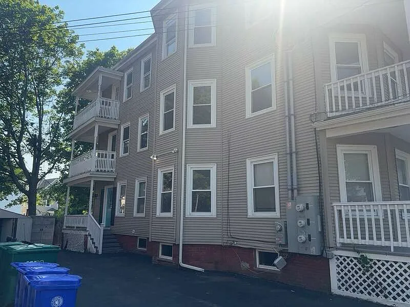 3 bed, 1300 sqft, $2,600 — Photo 2