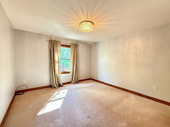 5th image of 604 Bollinger Rd