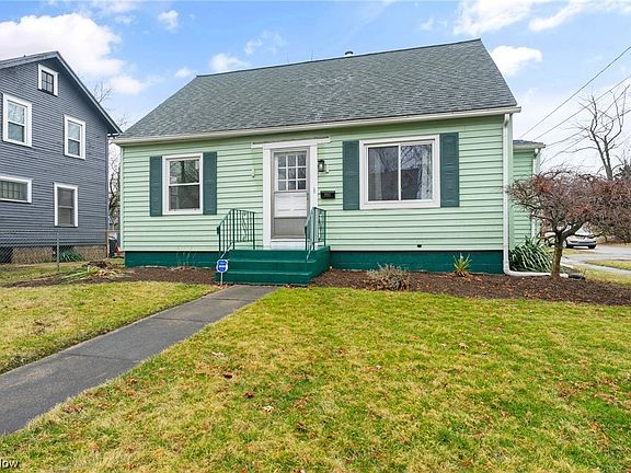 4th image of 995 Hazelwood Ave SE