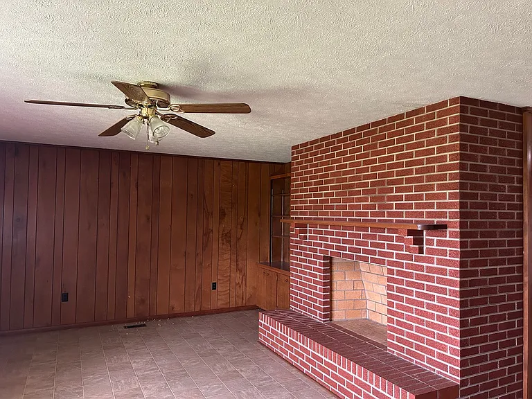 1423 Summerville Rd — Photo 14