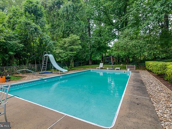 3rd image of 2858 Rosemary Ln