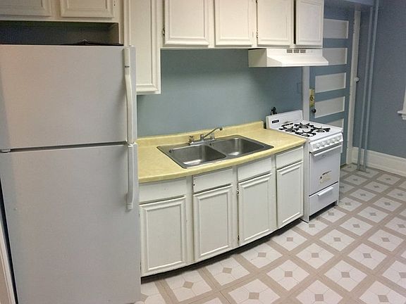 4th image of 624 Como Ave APT 1