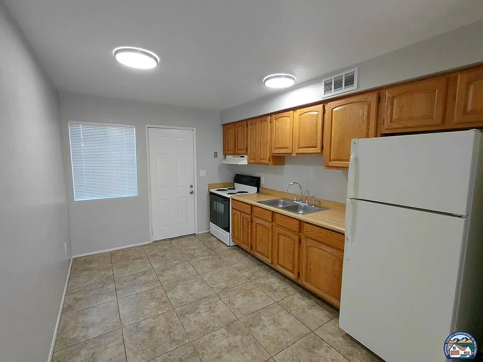 2 bed, 1.0 bath, 2704 sqft, $1,100 — Photo 3