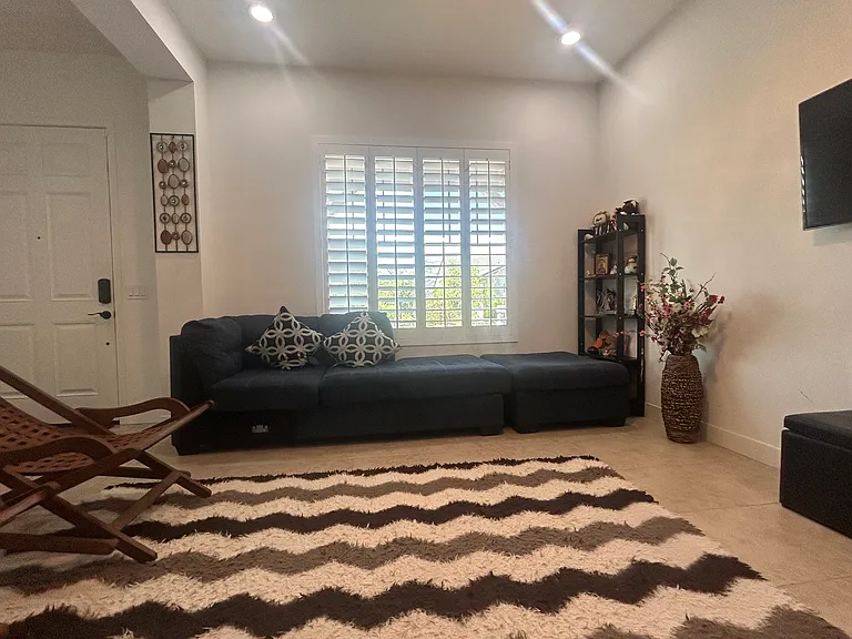 Guests Sit-Out Room
