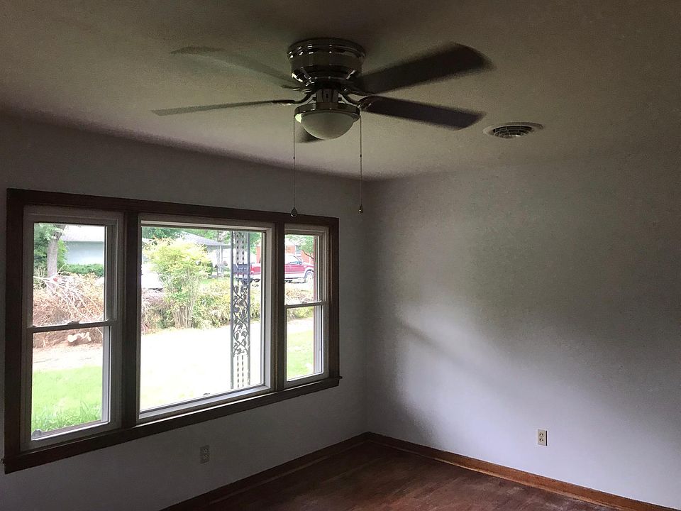 2nd image of 1005 Hildegarde Ave