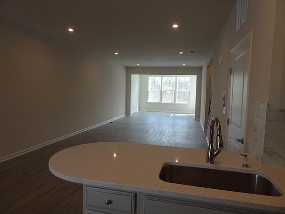 5th image of 185 Andstone Cir