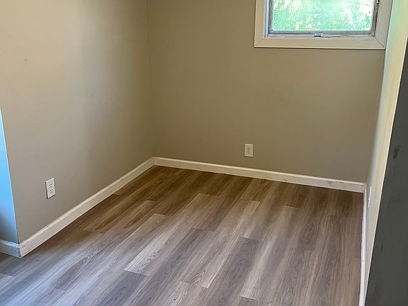 3rd image of 218 N Main St APT 2