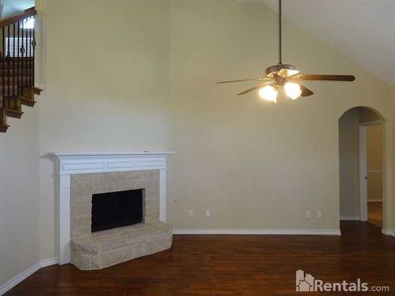 3rd image of 300 Crescent Creek Ln