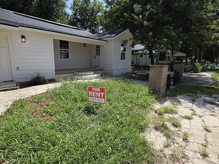 704 W Avenue B — Photo 3