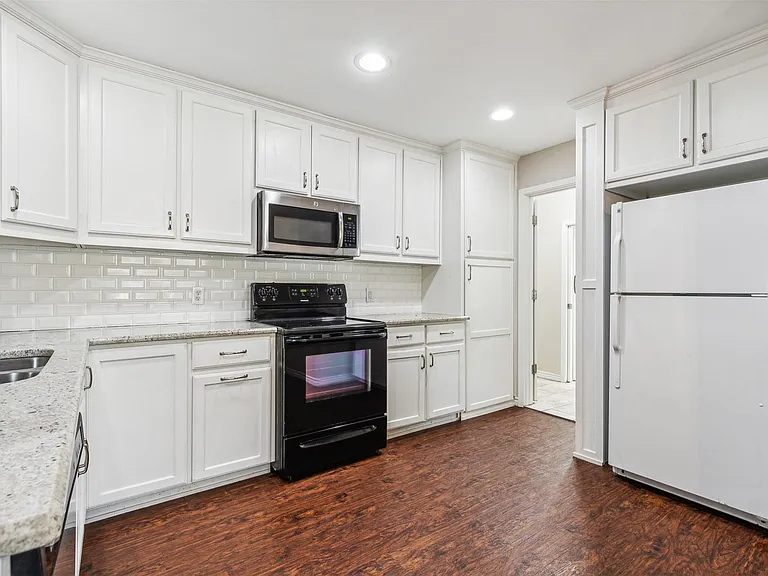 5805 Tracyne Dr — Photo 18