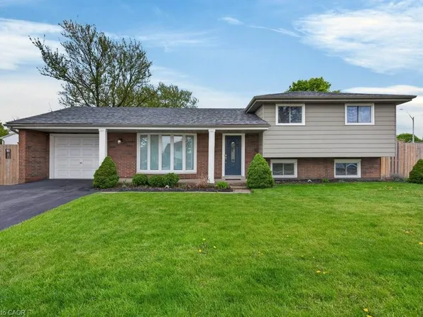4 Camelot Dr, Hamilton, ON L8V 2L2