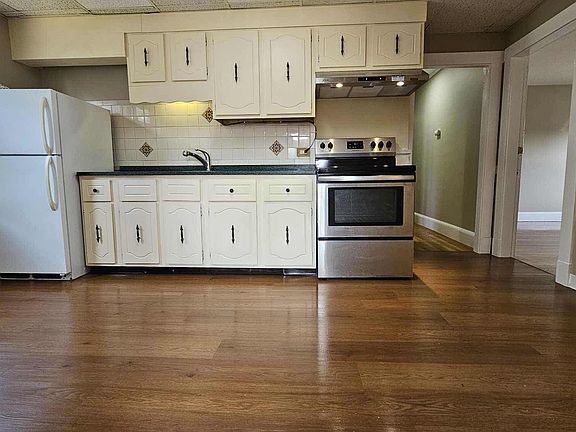 2nd image of 15 Beacon St Floor 1