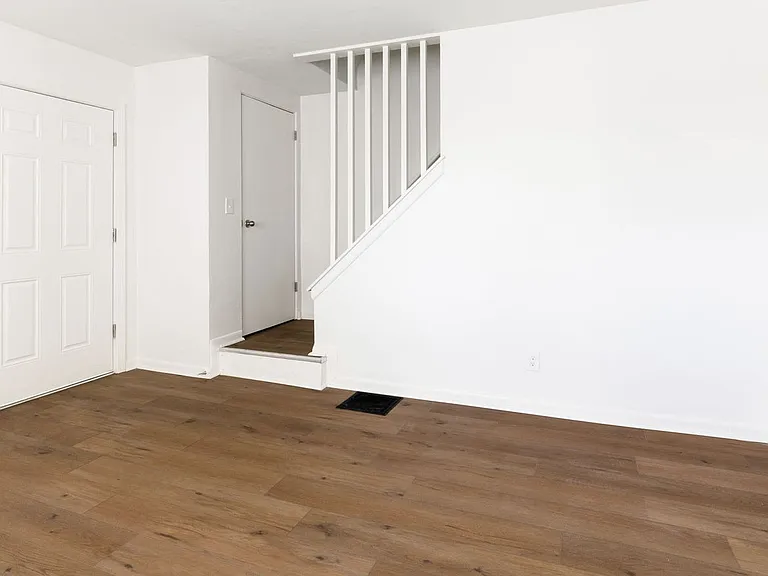 4040-4042 Halsey Pl — Photo 8