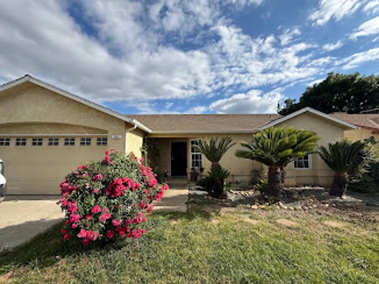 Cozy 3 bedroom home for rent with Solar panels! — Photo 1