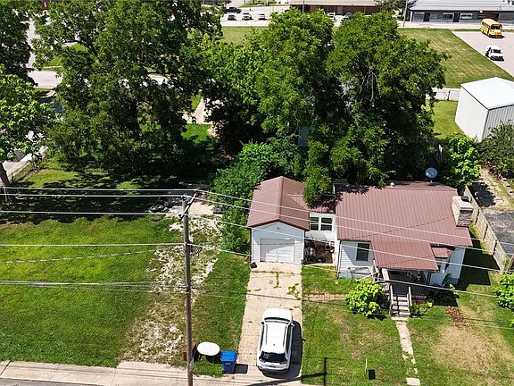 2nd image of 302 W 1st St