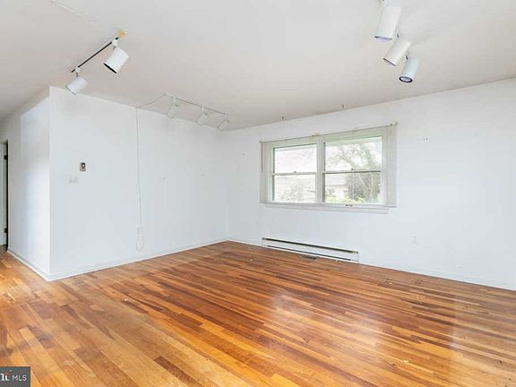 4th image of 1806 N Sterling Blvd