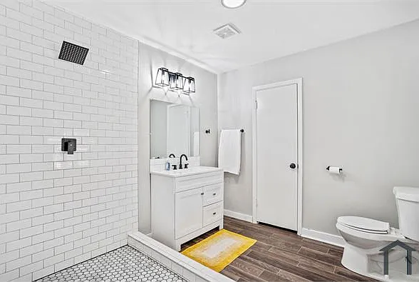 3 bed, $2,000 — Photo 2