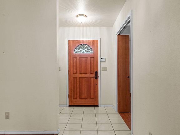 4th image of 2427 Castlewood Dr