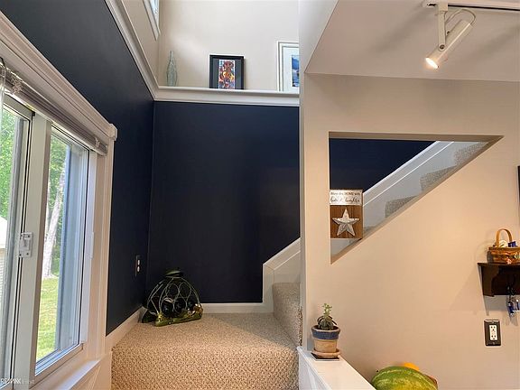 5th image of 127 Mackinac St