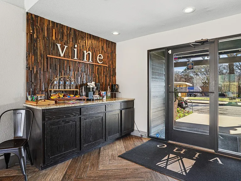 Vine Apartments — Photo 7