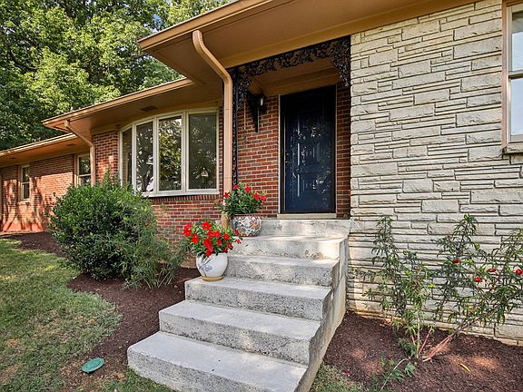 3rd image of 4028 Sussex Dr