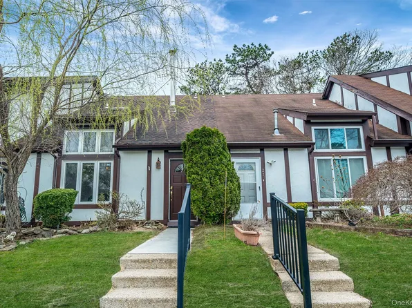 26 Amesworth Court, Middle Island, NY 11953