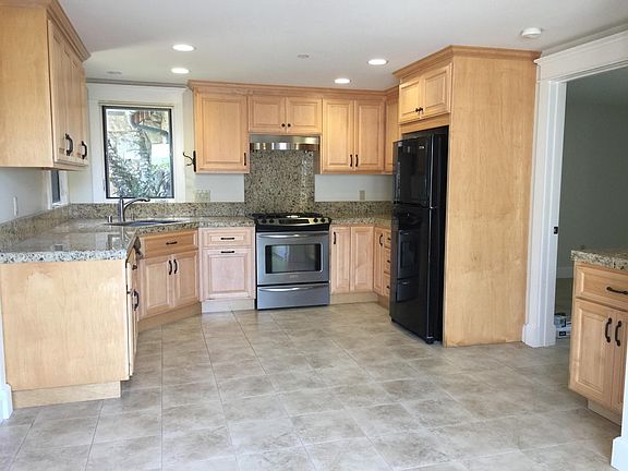 3rd image of 1804 W Cliff Dr