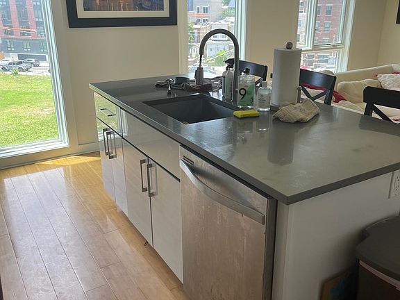 5th image of 1834 Vineyard St APT 27