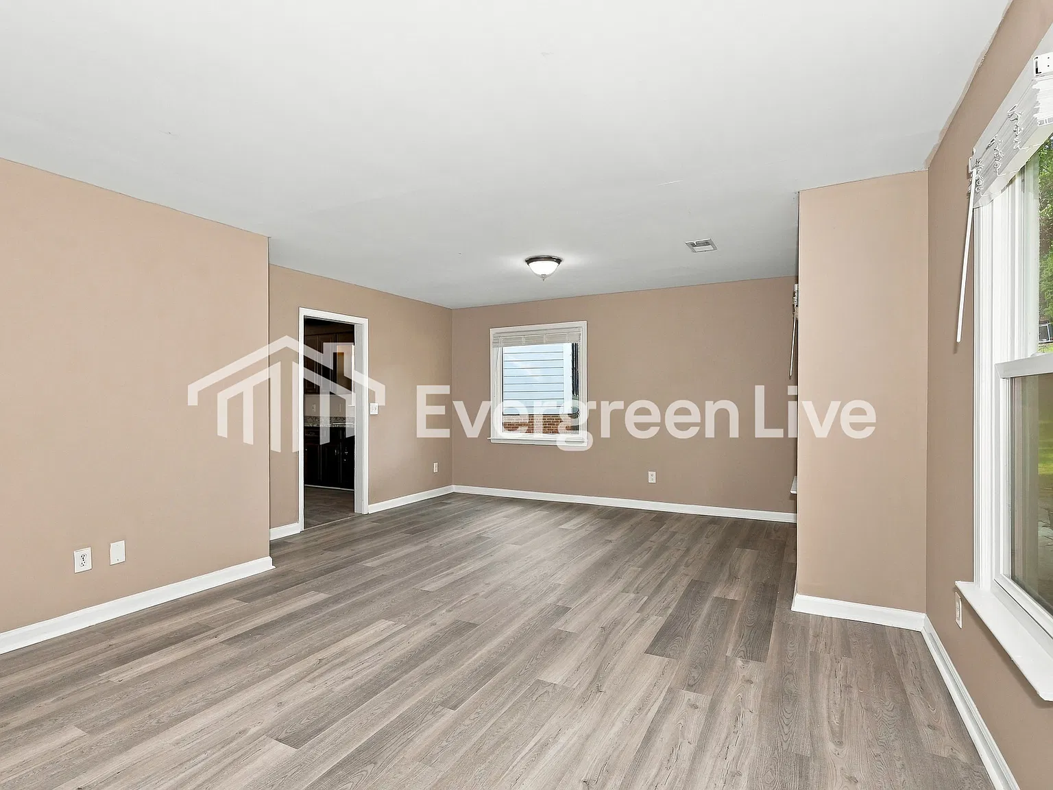 4 bed, 2.0 bath, 1600 sqft, $1,595 — Photo 4