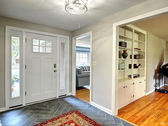 5th image of 32 Williamsburg Ln
