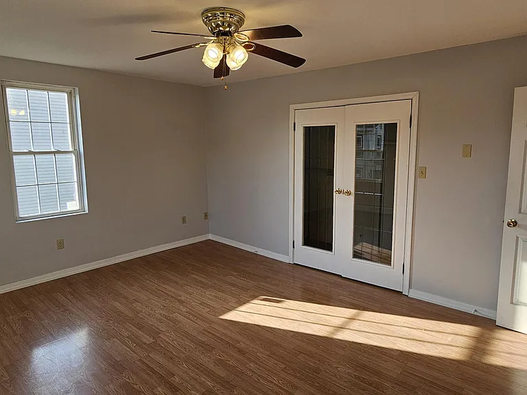 406 Main St — Photo 17
