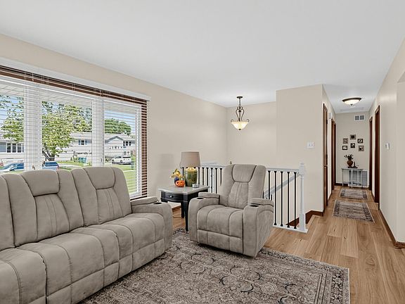 3rd image of 909 Tyler Ave