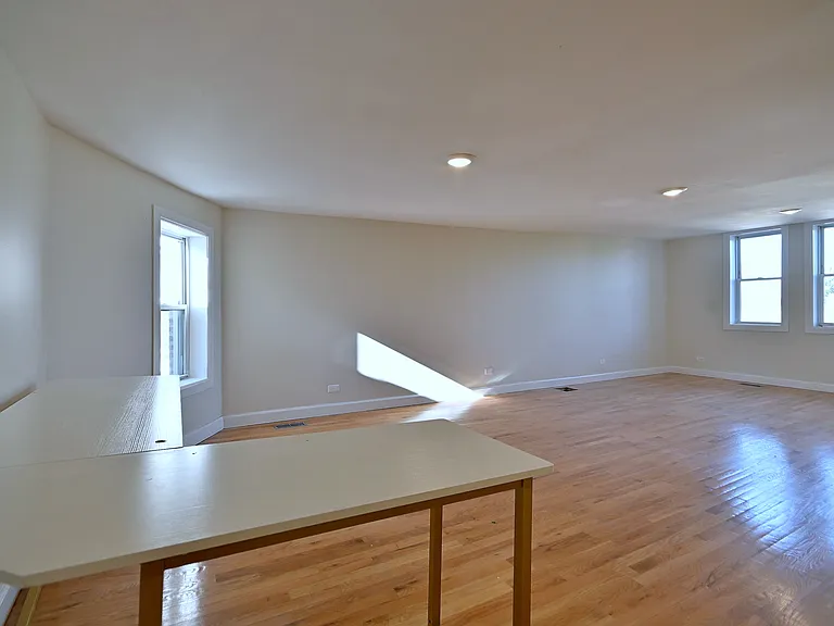 233 N Sacramento Blvd — Photo 19