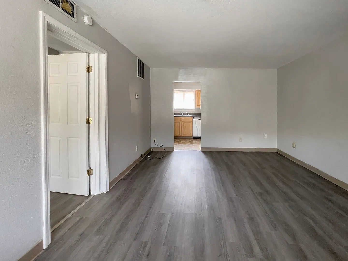 District on Gilbert, close to Campus, updated flooring. — Photo 1