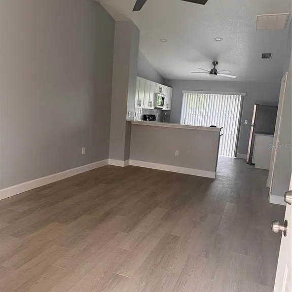 1133 E Rohe St #A — Photo 5