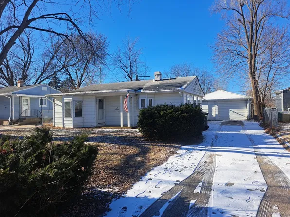 28 Hickory Dr, Carpentersville, IL 60110