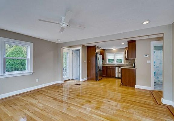 4th image of 114 Babcock Ave