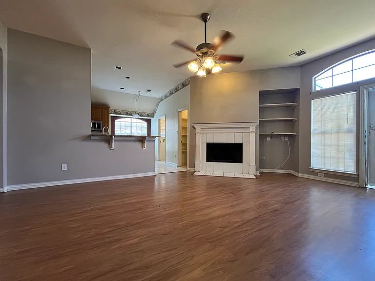 2028 Greenfield Ln — Photo 7