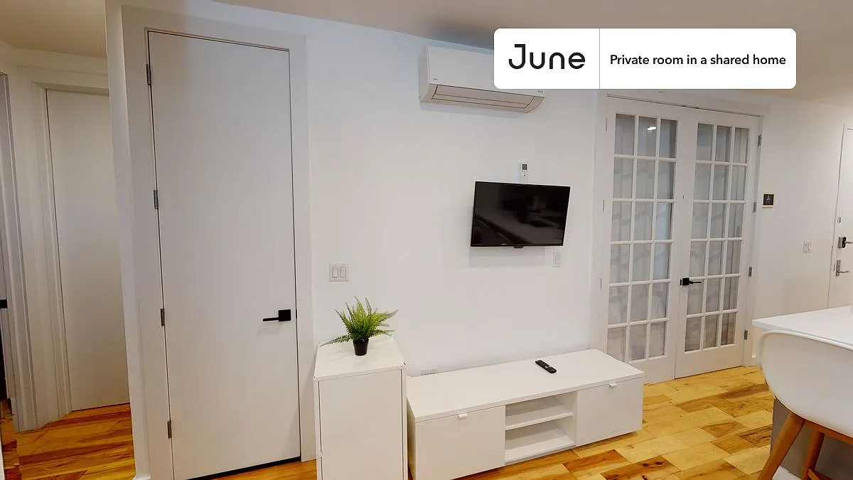 Queen bedroom in 4 bed/2 bath home in Ridgewood #461 D — Photo 3