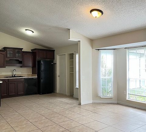 4th image of 1077 Shady Hollow Dr