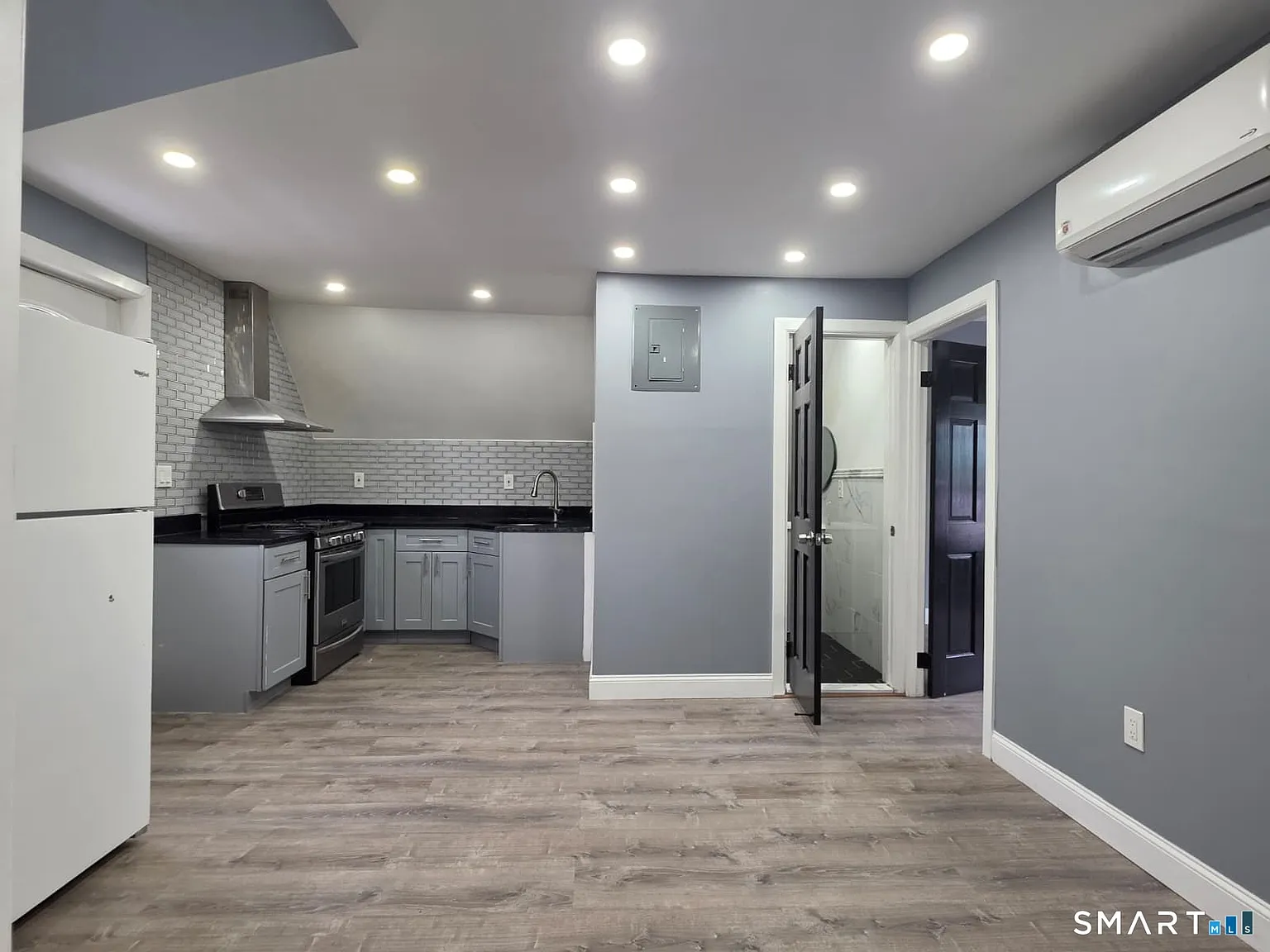 2 bed, 1.0 bath, 2489 sqft, $1,800 — Photo 2