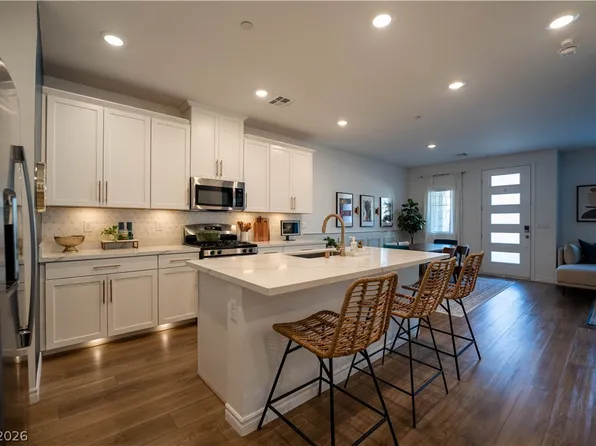 600 N Carriage Hill Dr #1061, Las Vegas, NV 89138